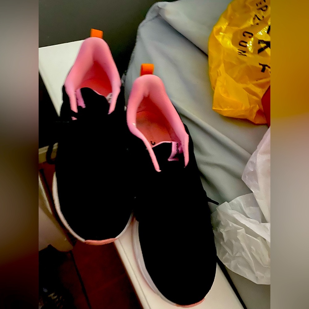 Pink and black work Shoes that protect your feet